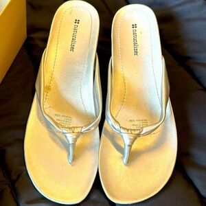 Women’s 10 naturalizer sandal flip flop with wedge heel